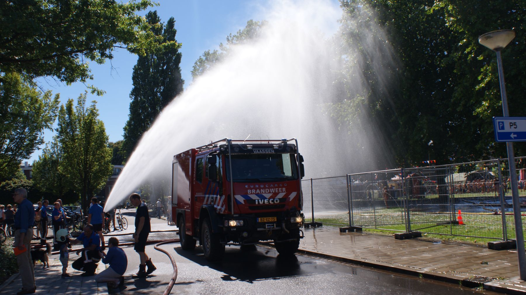 Eeen mooi regengordijn van de Brandweer Vaassen.